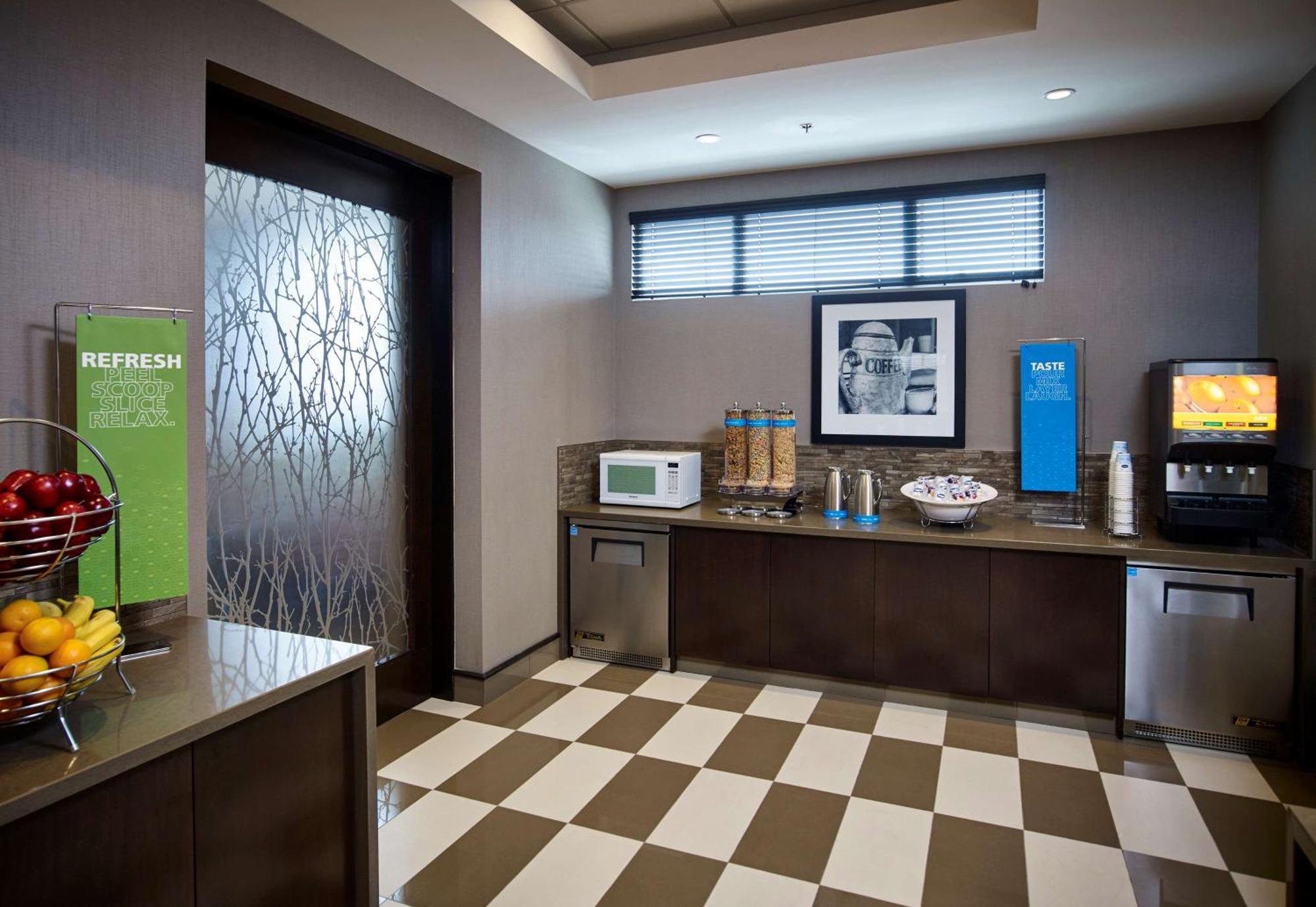 Hampton Inn By Hilton Timmins Bagian luar foto
