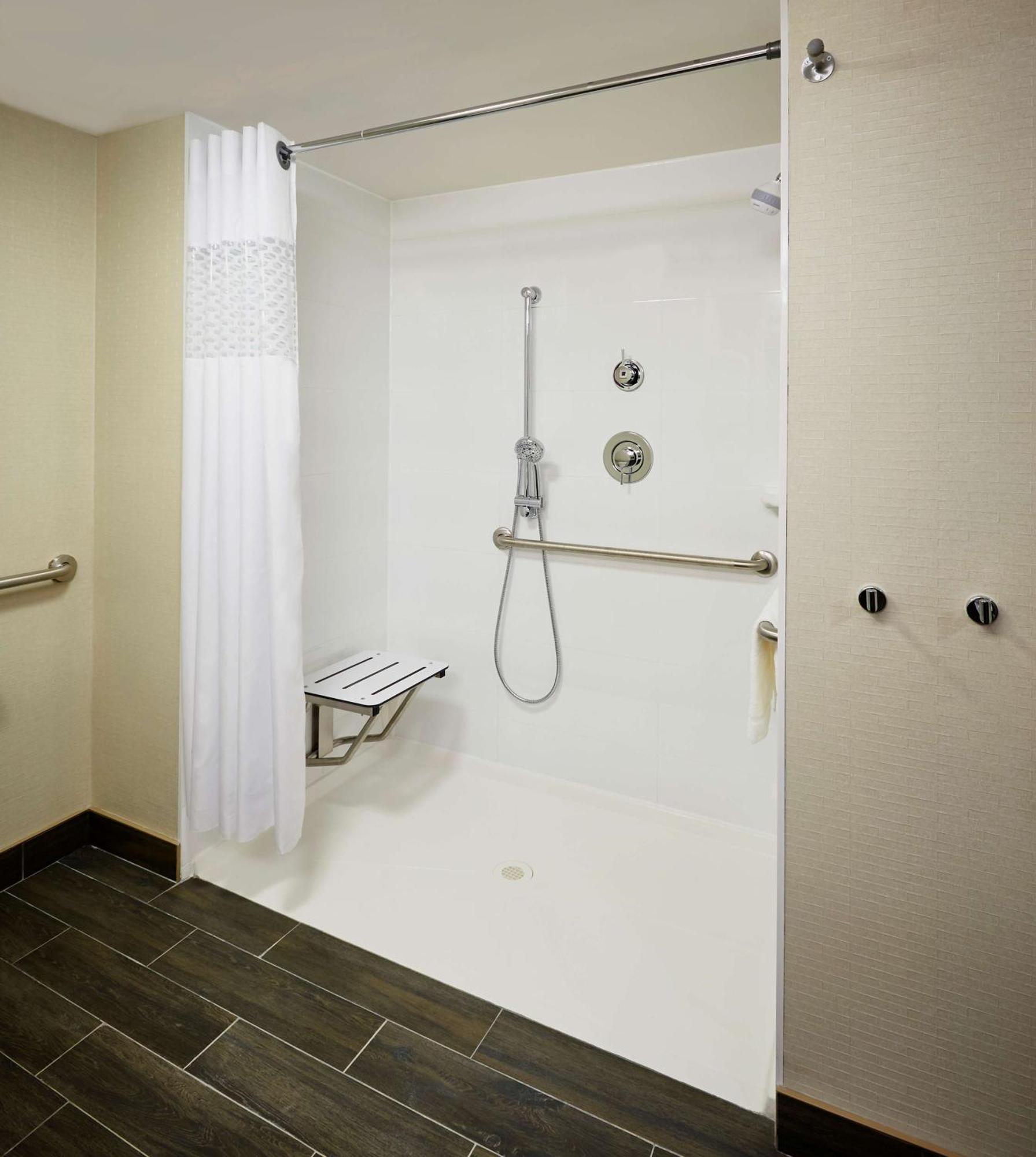 Hampton Inn By Hilton Timmins Bagian luar foto